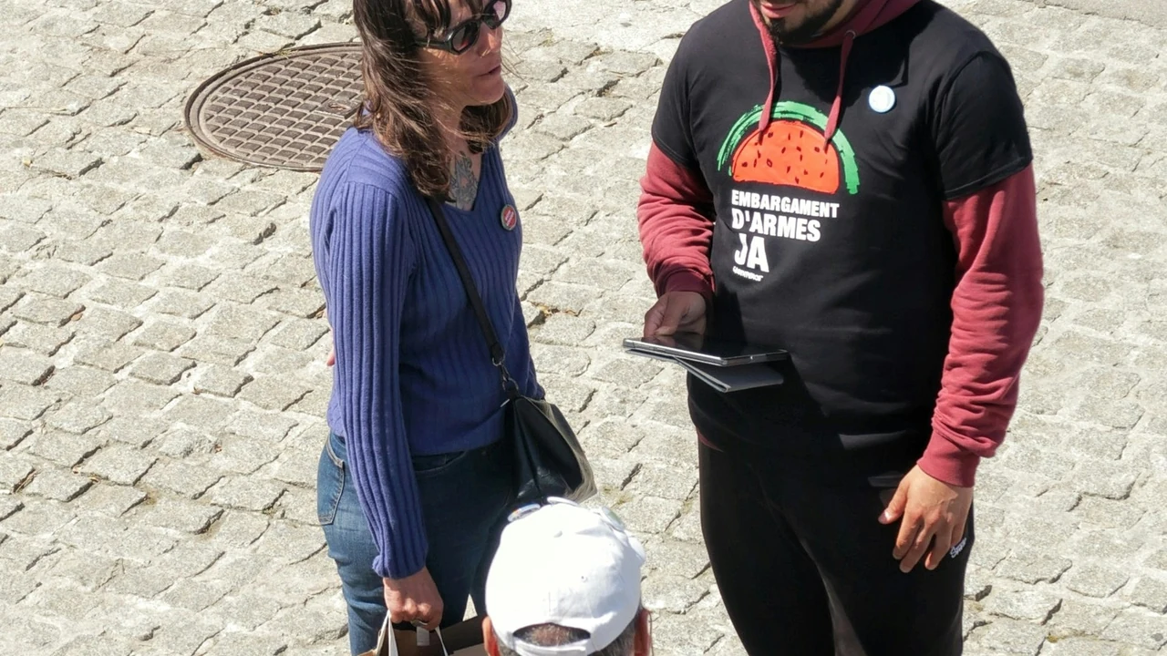 Two professionals in a relaxed consultation.